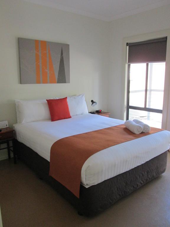 Breezes Apartments Broome Room photo